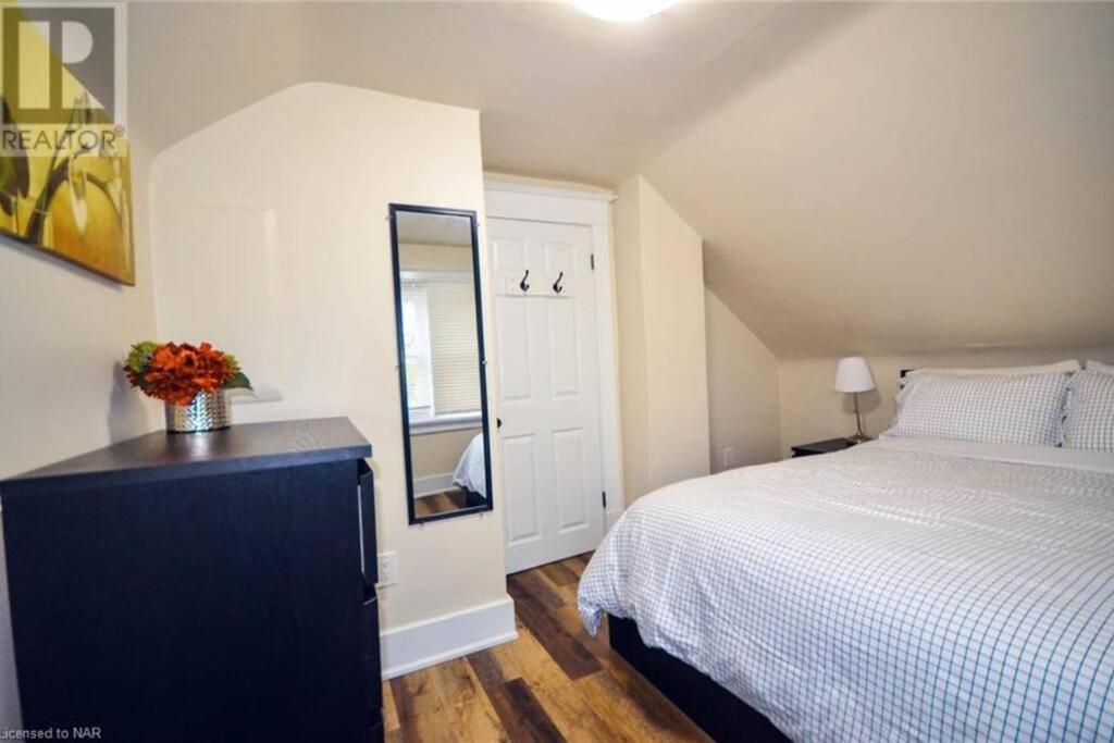 Cozy 3 Bedroom Downtown Cottage With Complimentary Breakfast Delivered Daily To The Rental 尼亚加拉瀑布城 外观 照片