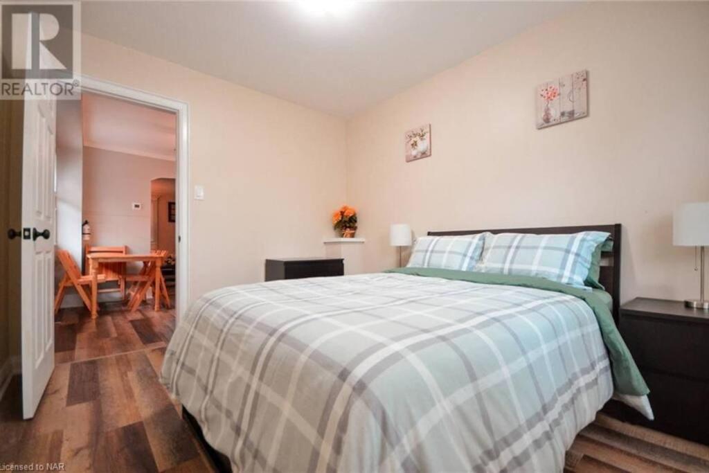 Cozy 3 Bedroom Downtown Cottage With Complimentary Breakfast Delivered Daily To The Rental 尼亚加拉瀑布城 外观 照片